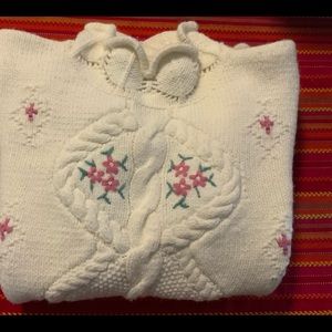 Women’s Sweater in Great condition and design.